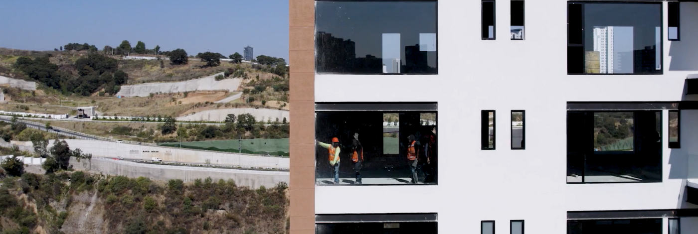 Proceso de instalación de ventanas de cristal templado y aluminio