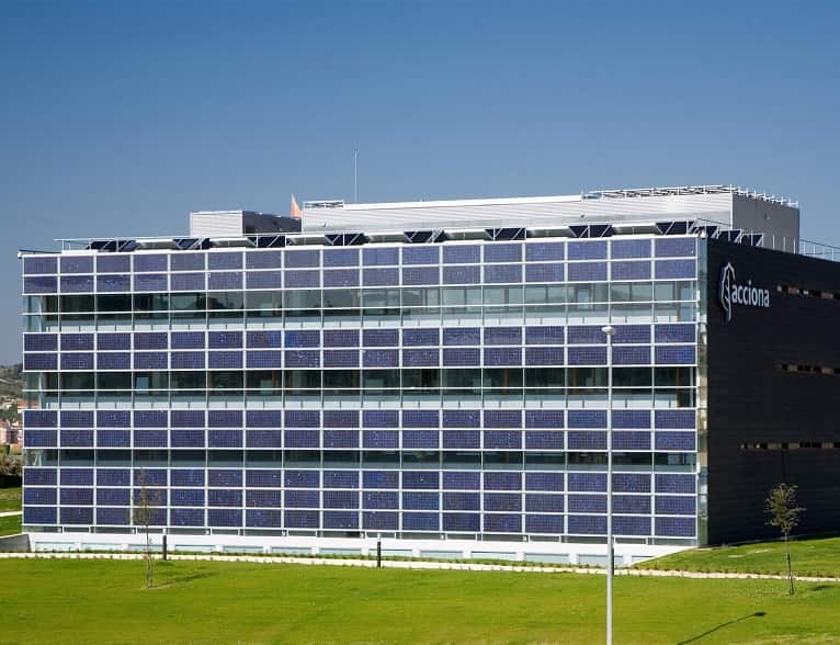 canceleria-de-auminio-con-paneles-fotovoltaicos