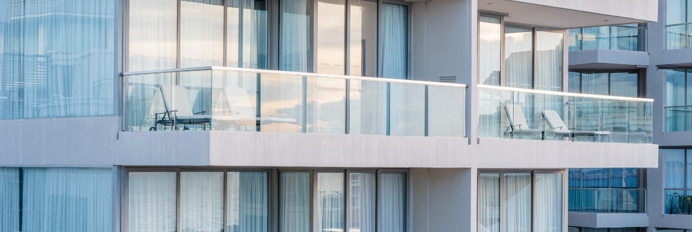Balcones con barandal de vidrio templado: integración de espacios exteriores en torres residenciales