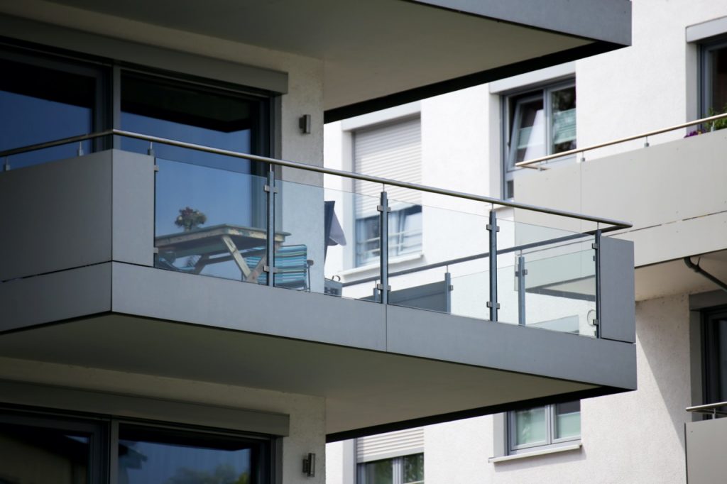 fachadas-con-balcones-con-barandales-de-vidrio-templado