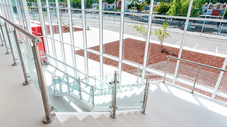 Escaleras con barandales de aluminio y vidrio