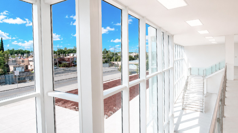 Interior con soluciones de aluminio y vidrio